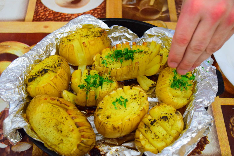 Спустя 30 минут достаем пропекшуюся картошку и посыпаем зеленью 