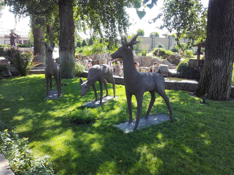 По всему парку размещены скульптуры сказочных персонажей и животных.