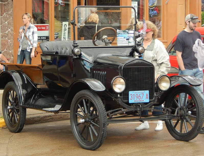 Этот Форд, 1916 года выпуска,был одним из старейших автомобилей на кар-шоу.