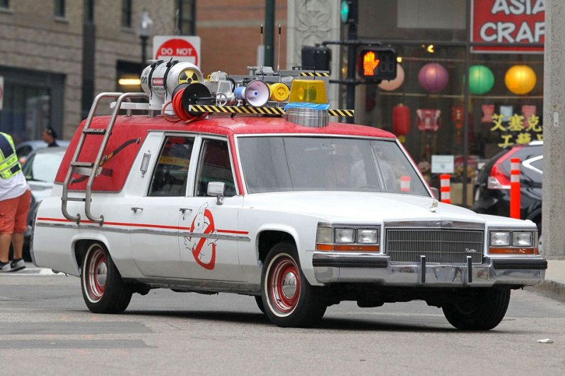 Ecto 1 из третьих «Охотников за привидениями». Как и в двух оригинальных фильмах 1980-х годов, за основу служебной машины главных героев был взят катафалк Cadillac.