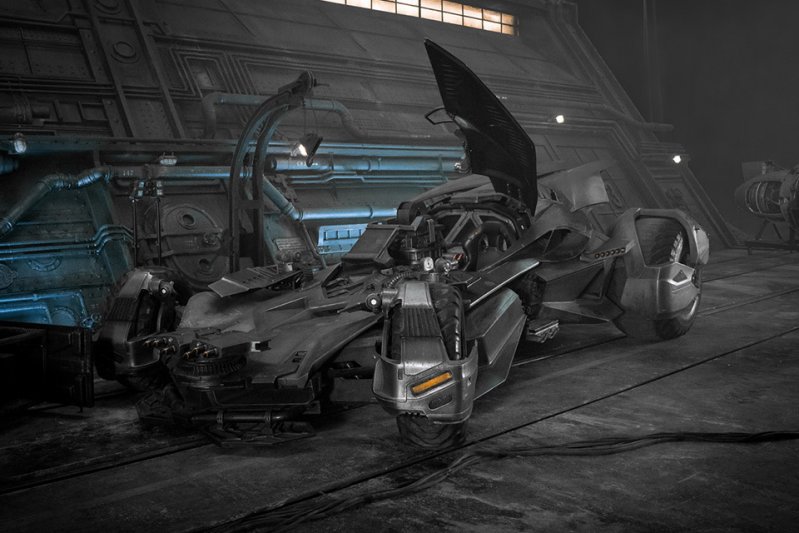 А вот таким будет другой «Бэтмобиль», который снимется в «Лиге справедливости» – очередном фильме из вселенной DC, который выйдет в прокат 17 ноября 2017 года.