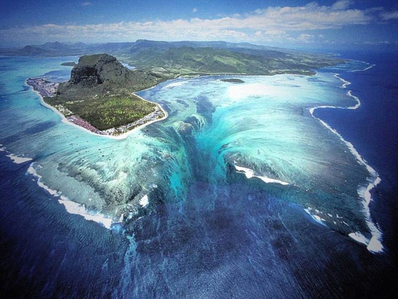Аэросъемка у побережья тропического острова Маврикия в Индийском океана показывает наличие "подводного водопада".