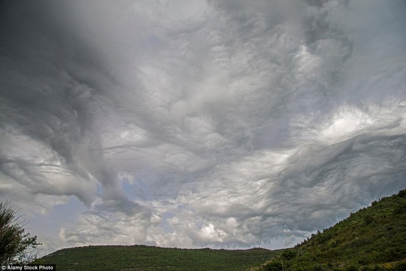 Грозные облака, похожие на набегающие океанские волны.