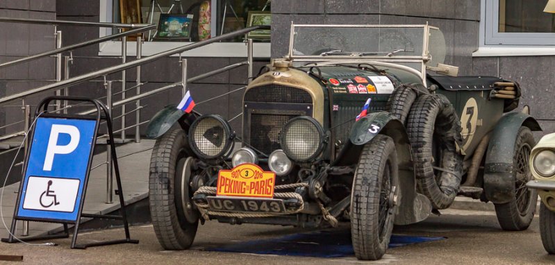 ... Bentley с самого начала (18 января 1919 года Уолтер Оуэн Бентли, совместно с Фрэнком Бёрджесом и Гарри Варли? разработали свой первый автомобиль) стартовала как компания, выпускающая надёжные спорткары.