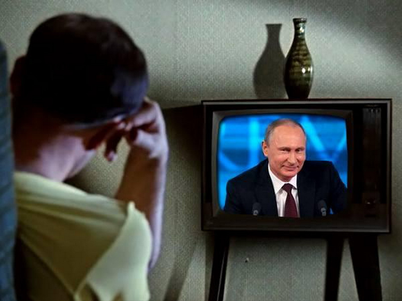 Телевизор смотрю вести. Человек телевизор. Стырйтелефизор с Путиным. Телевидение политика.