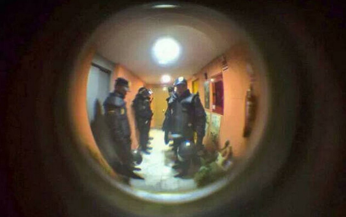 Полиция отказывается вскрывать дверь