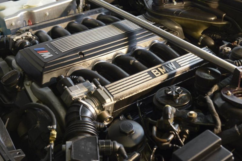 Оригинальный мотор был заменён на 5,5-литровый V12 S70B56 из BMW 850CSi.