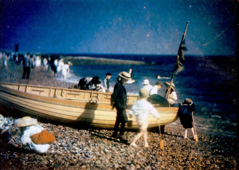 День на пляже сквозь линзы одной из первых цветных камер: фотографии Отто Пфеннингера 1906 года