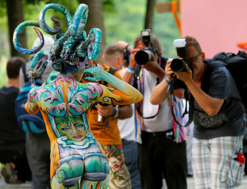 На фестивале боди-арта в Австрии модели превращают себя в "живые картины"