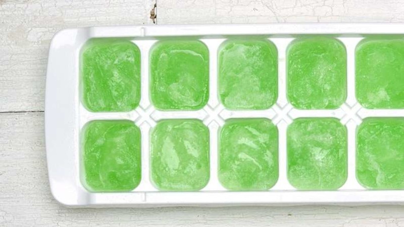 6. Заморозьте гель алоэ вера в кубиках, чтобы сочетать приятное с полезным при лечении солнечных ожогов