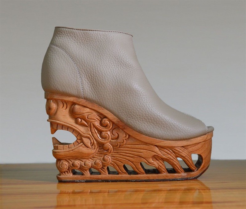 Резные деревянные платформы для безумно творческой обуви