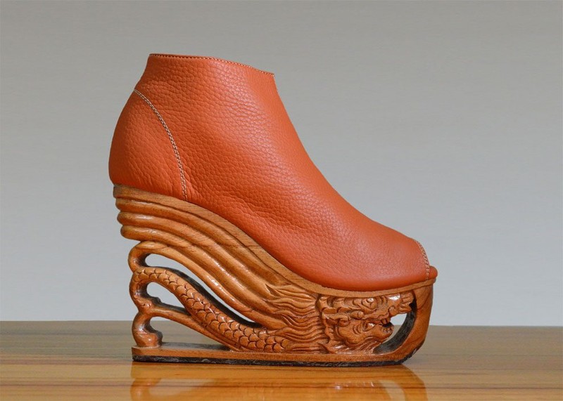 Резные деревянные платформы для безумно творческой обуви