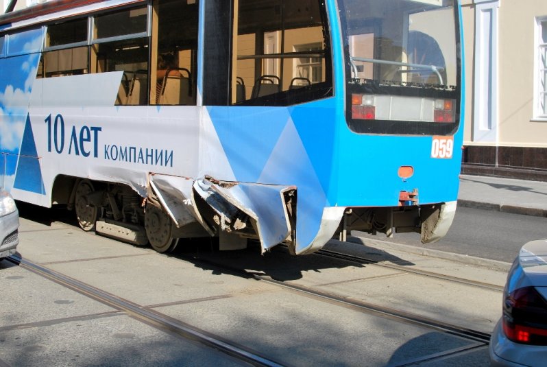 В Перми трамвай протаранил два дорогих Мерседеса
