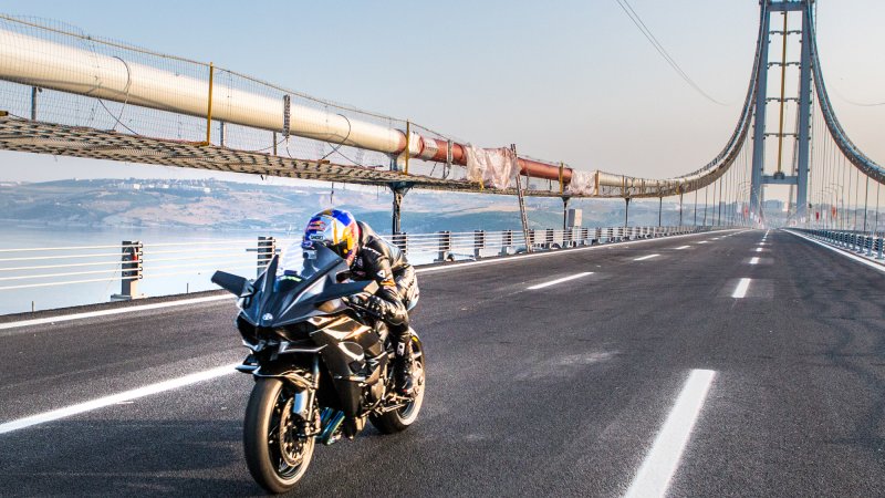 400 км/ч на серийном мотоцикле по дороге общего пользования