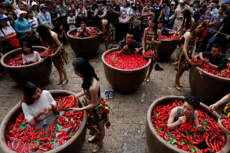 Соревнование по поеданию острых перцев в Китае