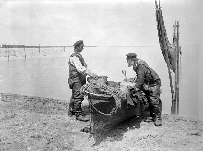 Рыболовы в Осташкове, Тверская губерния, 1903 год