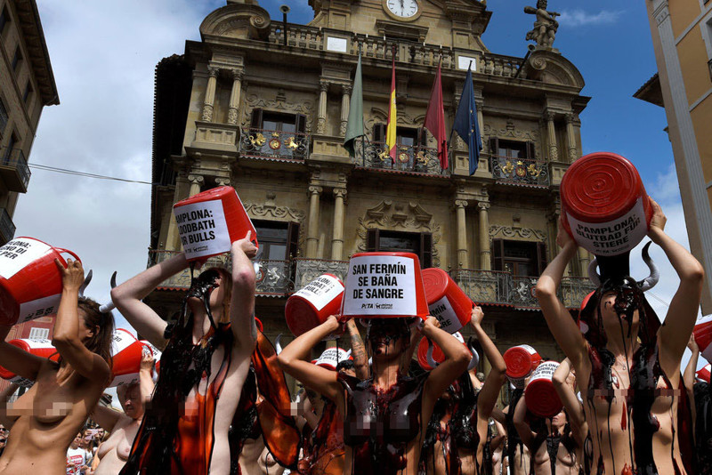 Десятки полуголых девушек устроили протест против испанского забега быков