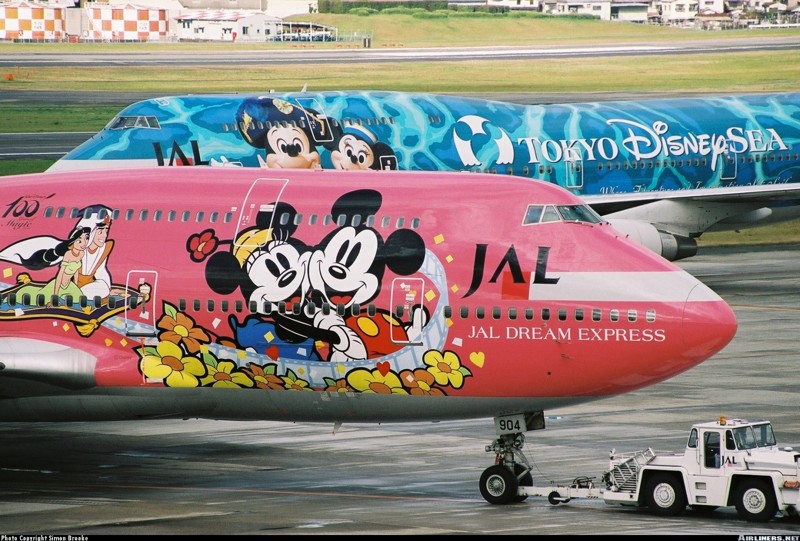 Однажды совпало так, что японская JAL Express отмечала своё 50-летие, и в этот же год своё 100-летие отмечала компания Disney. В результате получилась вот такая красота.