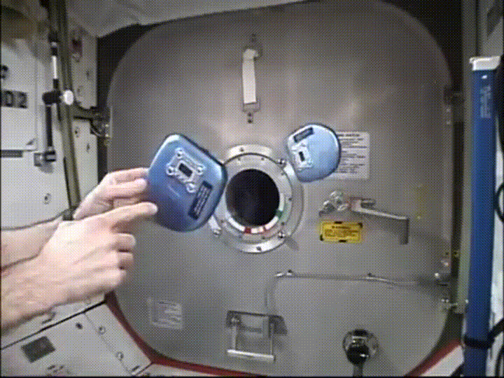 Выключенный и включенный CD-плеер в космосе