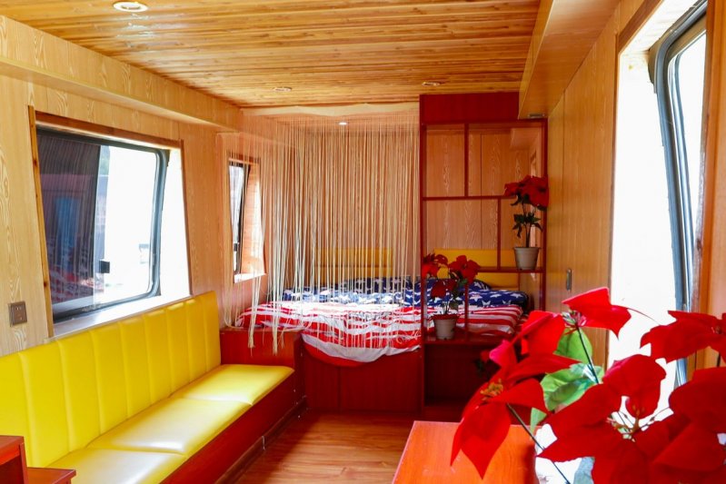 Китаец создал тематический отель из старых автобусов
