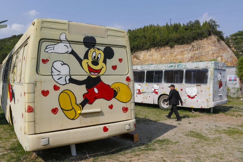 Китаец создал тематический отель из старых автобусов