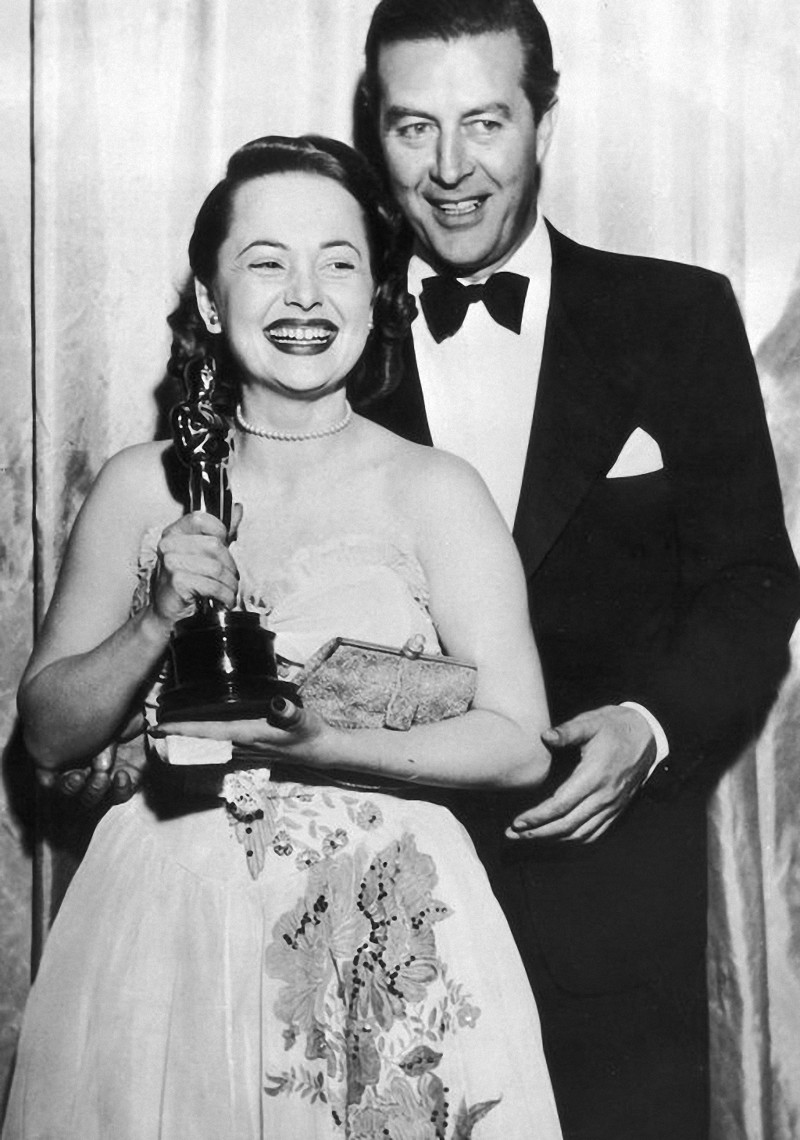 Оливия де Хэвилленд со своей первой статуэткой «Оскар», которую получила «за лучшую женскую роль» в фильме «Каждому своё» в 1947 году.