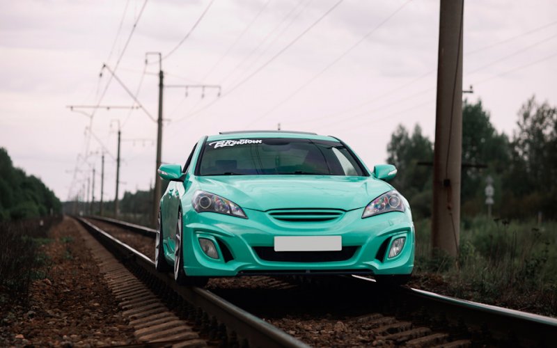 Фотосессия Hyundai на железнодорожных путях и товарный поезд
