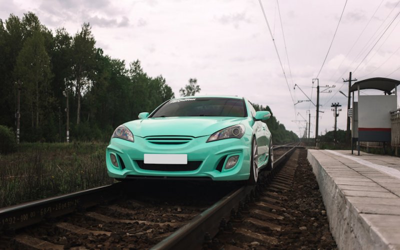 Фотосессия Hyundai на железнодорожных путях и товарный поезд