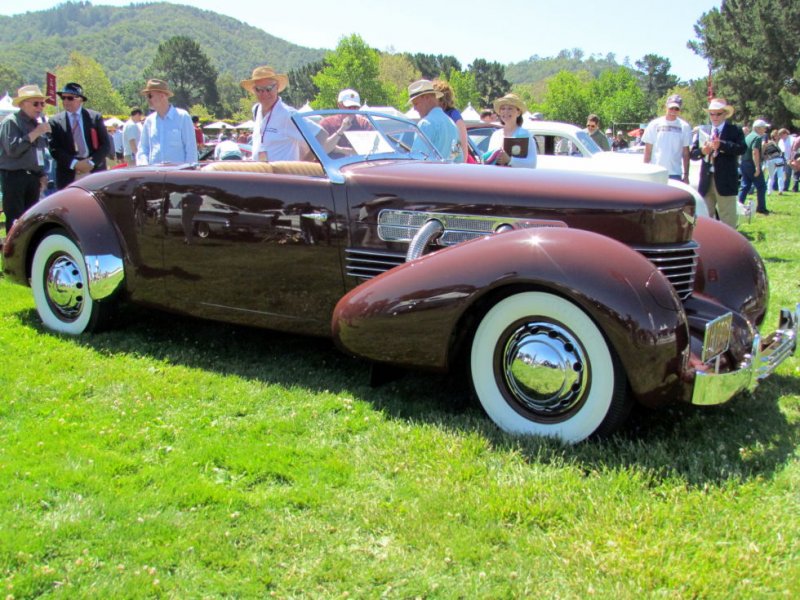  Cord 812 Cabriolet 1937 года. Нет, тут нет ошибки. Марка называется не Ford, а именно Cord и принадлежит компании Auburn Automobile.