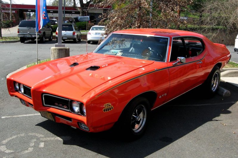 GTO Judge 1969 года. Максимальная скорость – 213 км/ч, а до сотни эта красотка разгоняется за 5,2 секунды.