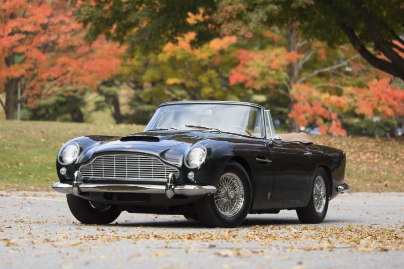 Aston Martin DB5 1965 года. Продолжение популярной серии DB4. А еще это автомобиль Джеймса Бонда.