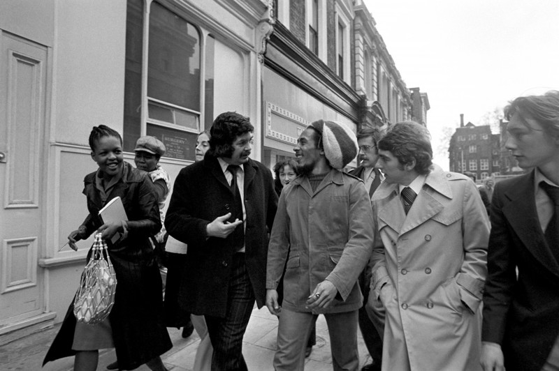 Боб Марли, обвиняемый в хранении марихуаны, по пути в лондонский суд, 1977 год