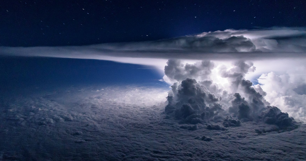 Полет через океан. Шторм в океане вид сверху. Грозовые облака из самолета. 10 Тысяч ме. Самолет в грозовых тучах.