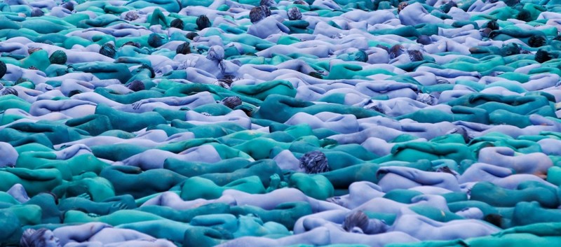 Море из людей: в прямом смысле море из покрашенных синей краской голых людей