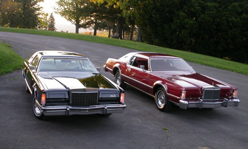 Lincoln Continental Mark V (1979) и Lincoln Continental Mark IV (1976) почти неотличимы с такого ракурса