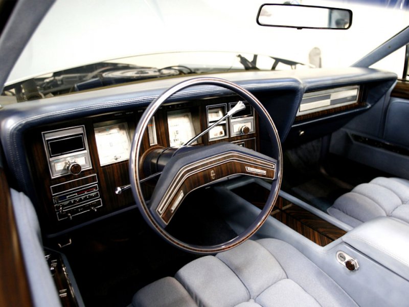 В салоне Lincoln Continental Mark V