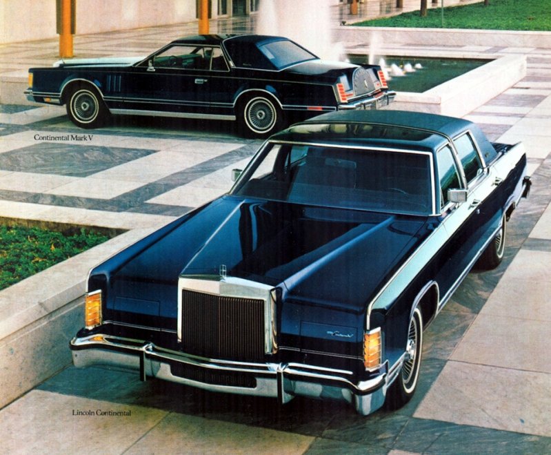 Седан Lincoln Continental и Continental Mark V (на заднем плане) в модификации Collectors Series 1979 года — последние традиционные фулл-сайзы США