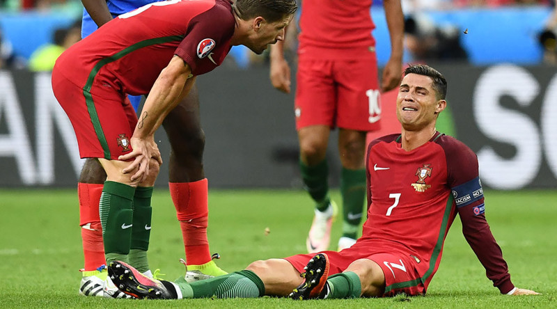 Пользователи Сети отреагировали на слёзы Роналду в финале Евро-2016