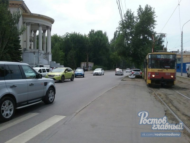 В Ростове трамвай столкнулся с автомобилем ДПС
