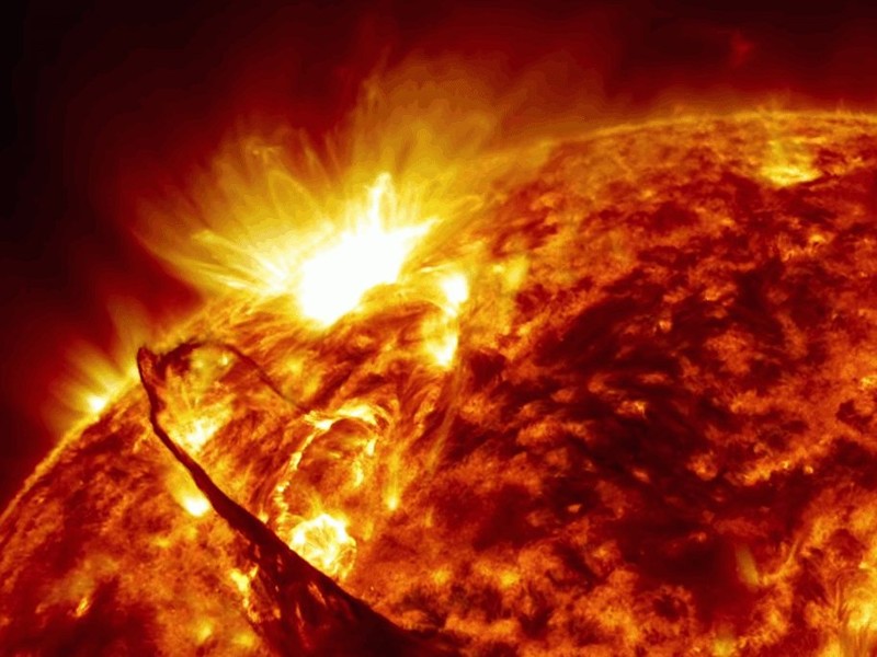 23. Путь из солнечного ядра на поверхность может занять у фотона до 40 тыс. лет, тогда как остаток расстояния до Земли он проходит всего за восемь минут.  
