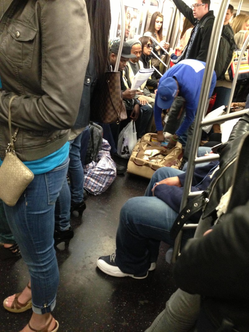 2. Мужчина, который раньше был бездомным, теперь раздает в метро бутерброды нуждающимся.