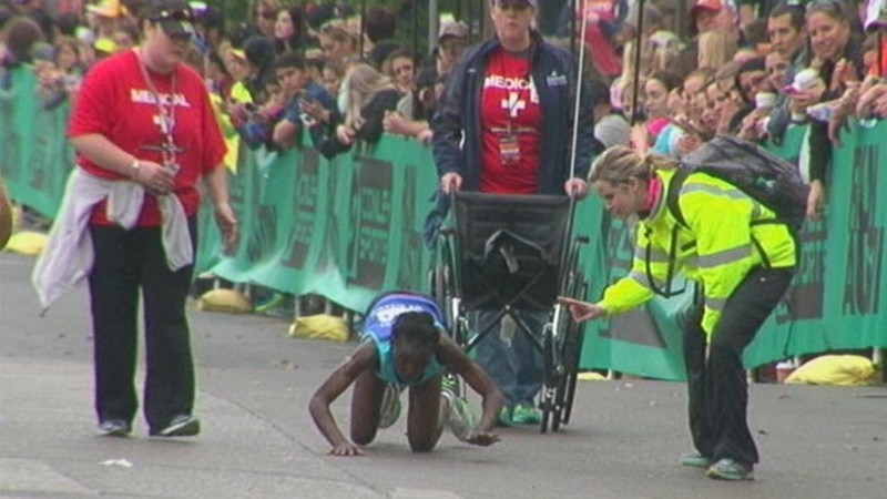 3. Во время марафона Хивон Нгетик подвело тело, но ее дух так просто не сдался. Она продолжила ползти на четвереньках до самого финиша.
