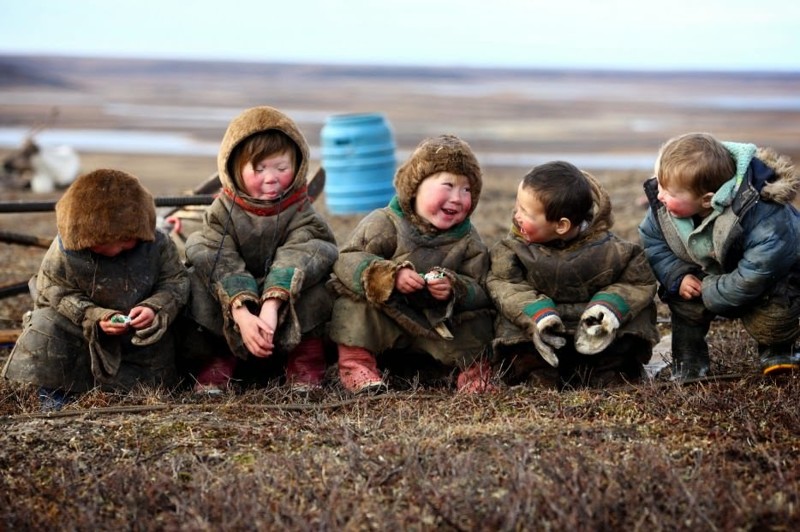 10. Эти дети терпят арктические холода 24/7… с улыбками на лице.