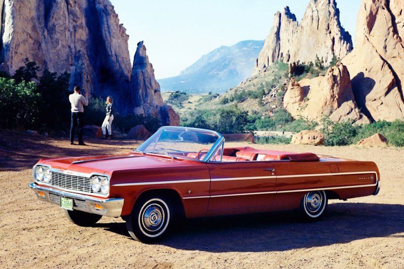 У Chevrolet Impala третьего поколения, появившейся в 1961 году, полностью изменился дизайн. Кабриолет, оставшийся без «плавников», стал более простым, но не менее привлекательным.