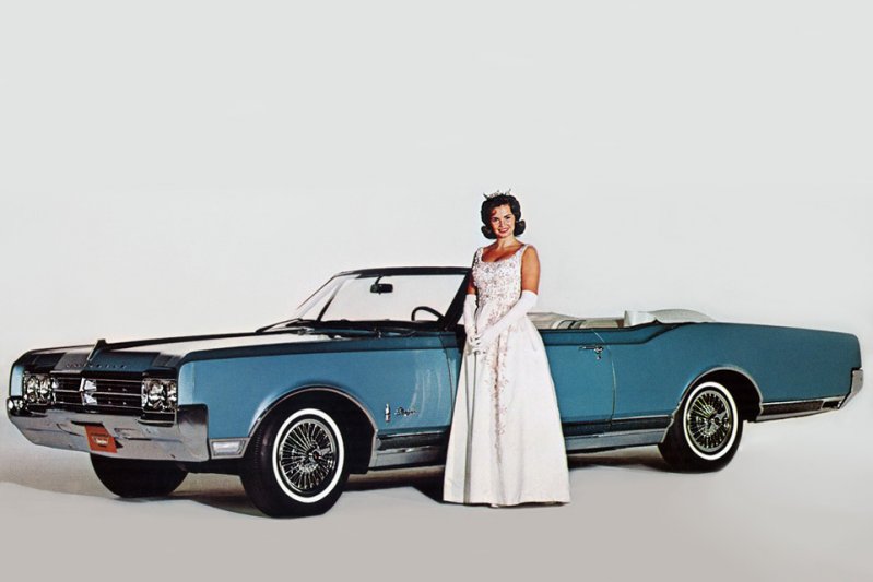 Последние кабриолеты Starfire сошли с конвейера в 1966 году. Десять лет спустя Oldsmobile возродил модель, но уже в виде купе.