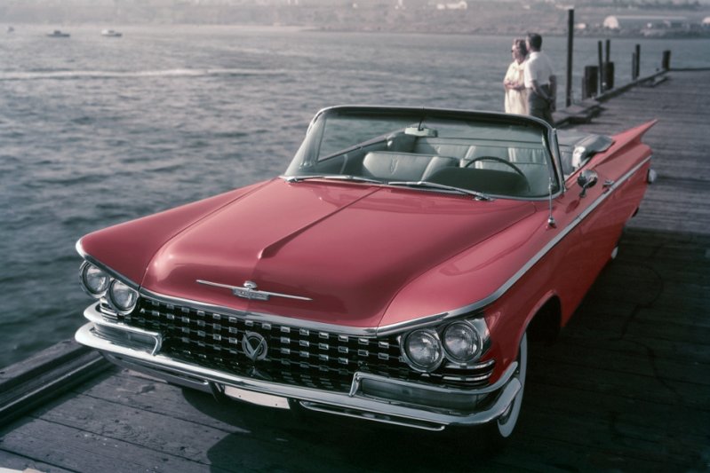 Открытая версия модели Buick Electra имела в названии приставку 225, обозначавшую длину автомобиля – 225 дюймов (более 5,7 метра).
