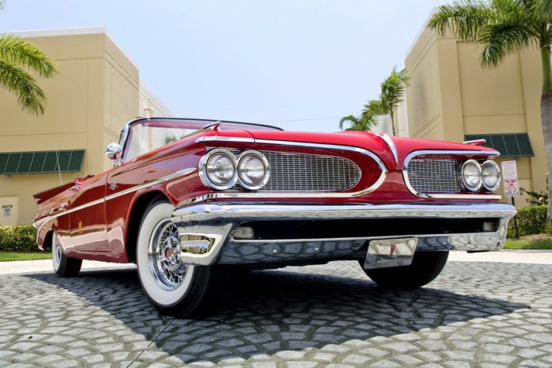 Pontiac Bonneville считался самой дорогой и самой роскошной моделью американской компании 60-х годов. Именно с тех времен визитной карточкой «Понтиаков» стала раздельная радиаторная решетка – дань уважения классическим моделям конца 30- и начала 40-х