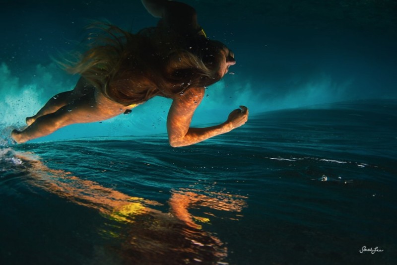 Подводное фото выглядит так, будто девушка плывёт над водой.