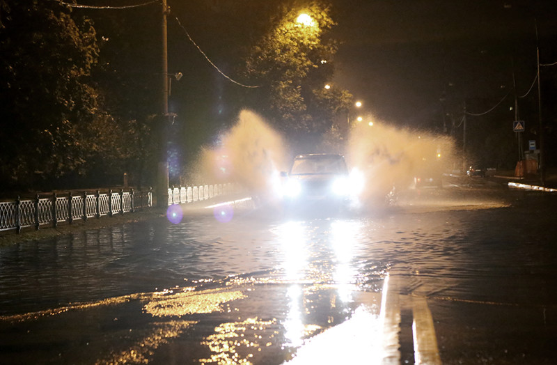 Преодоление затопленной части улицы после урагана в Москве