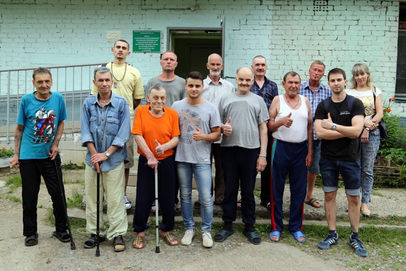 Кировские барберы бесплатно постригли бездомных мужчин